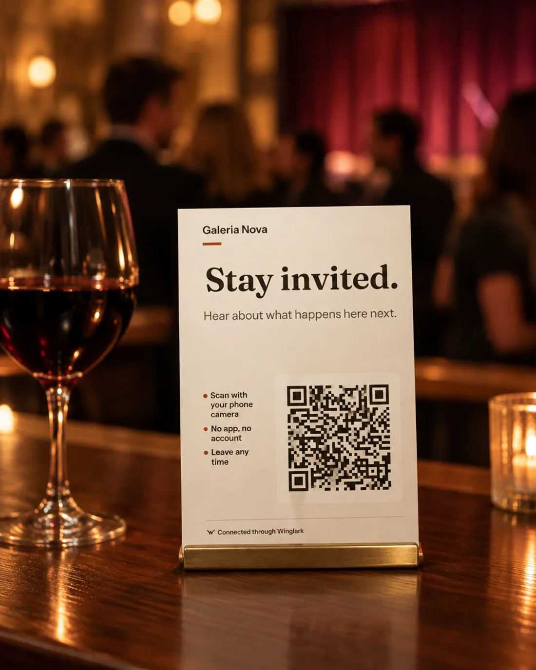 Bir konser mekânının barında “Stay invited.” yazan bir masa kartı